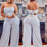 Tragen Sie einen Jumpsuit mit gepunktetem Print und um die Brust gewickelten Hosenträgern